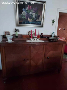 Möbel. Schlafzimmerschrank und Anrichte
Couch und 1 Sessel
2 Anrichten Wohnzimmer
Wohnzimmerschrank