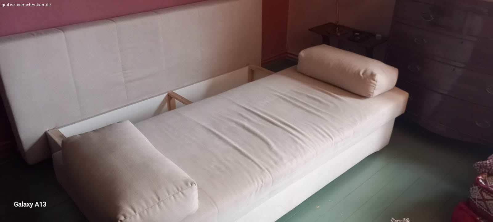 Naturfarbenrs Schlafsofa zu verschenken. Gut erhaltenes Schlafsofa mit gerãumigen Bettkasten für Selbstabholer. Masse: Liegeflãche 155x200.
Wie abgebildet!!