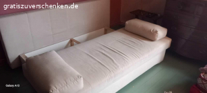 Naturfarbenrs Schlafsofa zu verschenken. Gut erhaltenes Schlafsofa mit gerãumigen Bettkasten für Selbstabholer. Masse: Liegeflãche 155x200.
Wie abgebildet!!