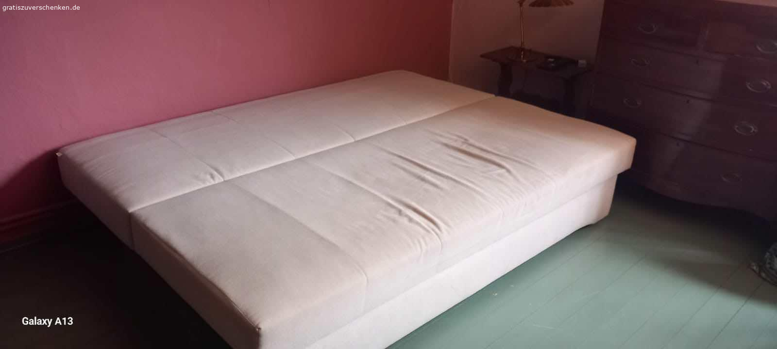 Naturfarbenrs Schlafsofa zu verschenken. Gut erhaltenes Schlafsofa mit gerãumigen Bettkasten für Selbstabholer. Masse: Liegeflãche 155x200.
Wie abgebildet!!