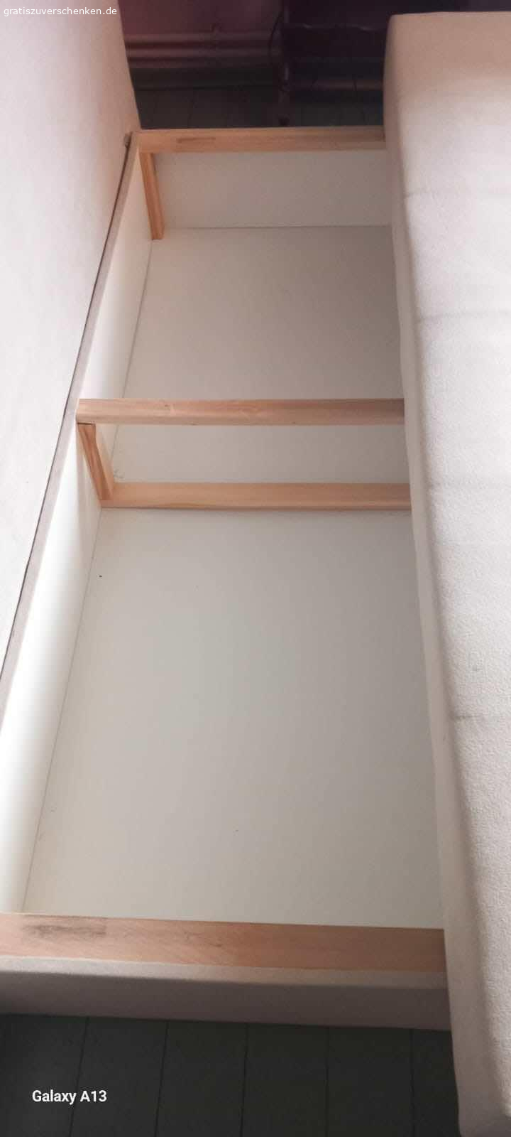 Naturfarbenrs Schlafsofa zu verschenken. Gut erhaltenes Schlafsofa mit gerãumigen Bettkasten für Selbstabholer. Masse: Liegeflãche 155x200.
Wie abgebildet!!