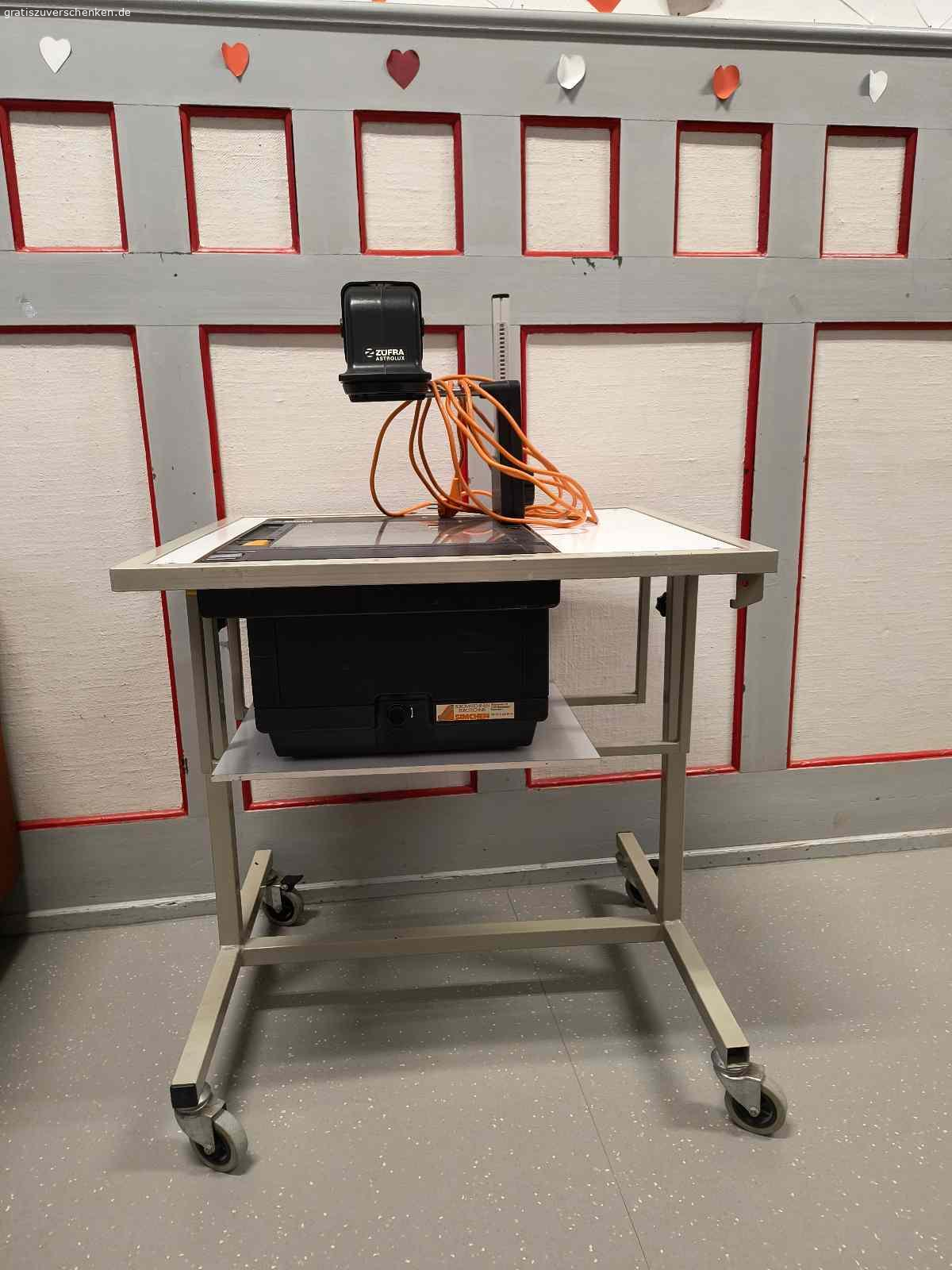 Overheadprojektor Züfra Astrolux. Der Overheadprojektor Züfra Astrolux ist bereits etwa in die Jahre gekommen, jedoch voll funktionstüchtig und ideal für Präsentationen und Schulungen.