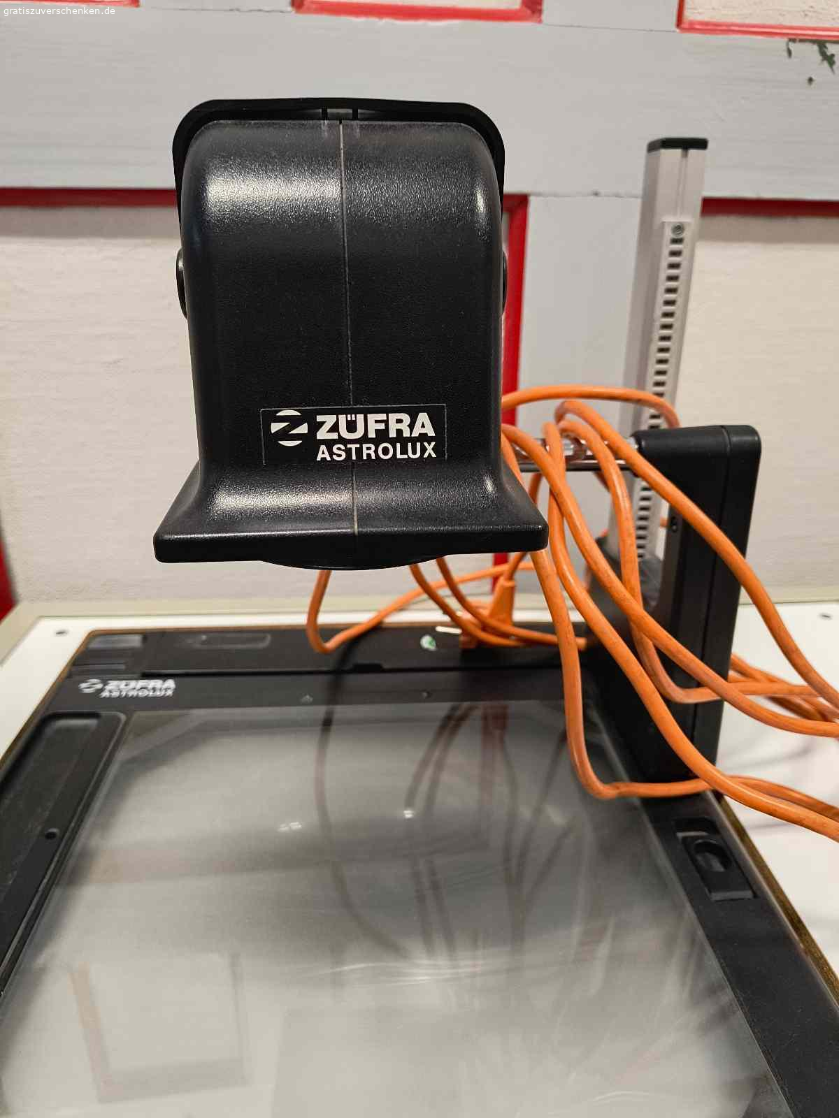 Overheadprojektor Züfra Astrolux. Der Overheadprojektor Züfra Astrolux ist bereits etwa in die Jahre gekommen, jedoch voll funktionstüchtig und ideal für Präsentationen und Schulungen.