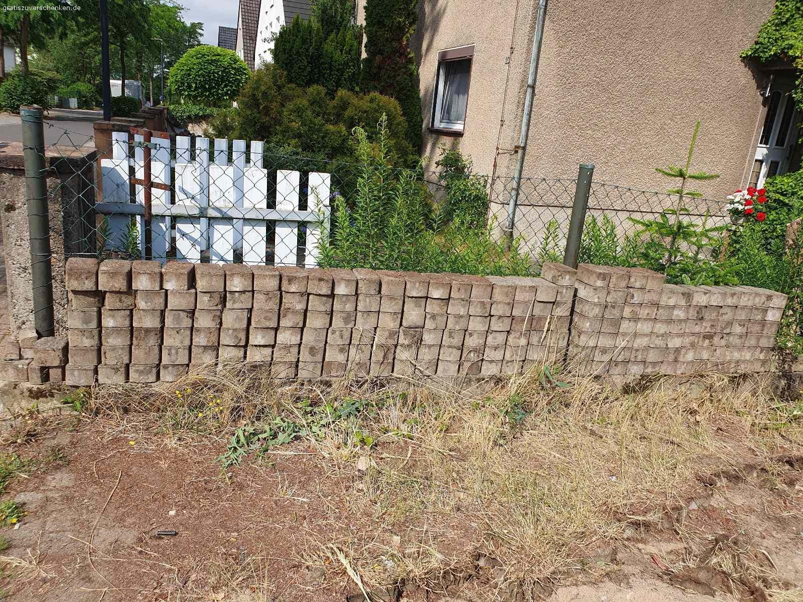 Pflastersteine zu verschenken - top Zustand. Zu verschenken:

Beton Pflastersteine,
Sofort verfügbar wäre die Fläche von 3 Parkplätzen,
über 30qm + diverse Teilsteine stehen bereits ausgebaut und abholbereit direkt am Straßenrand. etwa 14qm sind hellgrau, die übrigen anthrazit bzw. dunkelgrau.  Die Dunkelgrauen sind etwas moderner mit diesen Rillen an den Seiten. 
Die Steine sind ca.: 17,5cm * 11,5cm und ca. 8cm hoch.
zur Selbstabholung, bzw. weitere 15qm zum Selber ausbauen...
ich gebe gerne auch Teilmengen ab.

Die Steine sind völlig ok. An den Seiten noch etwas erdig, aber keine Abgesprungenen Kanten oder sonst was. Halten stabil auch schwere Lasten über Jahrzehnte aus :-) ... wir brauchen nur nicht mehr so viele Parkplätze und wandeln die Fläche in was Grünes um :-)

Es sind auch halbe und Viertelsteine dabei. .. kann mal also ohne mühevolle Sägearbeiten direkt eine Fläche mit auslegen :-)

Abholung wäre in Langenfeld Nähe Hilden/Düsseldorf
..fast jede Zeit möglich, da ich eh im Homeoffice arbeite ...bzw. die Steine stehen ja eh am Straßenrand mit Kennzeichnung, das sie gerne mitgenommen werden dürfen :-)

..wir haben auch noch Gehwegplatten in 30cm * 30cm und 4,8cm hoch übrig, .. die sind aber teilweise mit etwas Mörtelresten an der Unterseite. Aber unter einem Gartenhaus oder als Gartenweg noch gut geeignet.