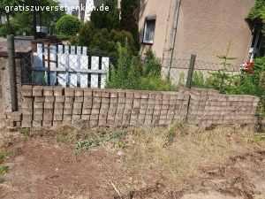 Pflastersteine zu verschenken - top Zustand. Zu verschenken:

Beton Pflastersteine,
Sofort verfügbar wäre die Fläche von 3 Parkplätzen,
über 30qm + diverse Teilsteine stehen bereits ausgebaut und abholbereit direkt am Straßenrand. etwa 14qm sind hellgrau, die übrigen anthrazit bzw. dunkelgrau.  Die Dunkelgrauen sind etwas moderner mit diesen Rillen an den Seiten. 
Die Steine sind ca.: 17,5cm * 11,5cm und ca. 8cm hoch.
zur Selbstabholung, bzw. weitere 15qm zum Selber ausbauen...
ich gebe gerne auch Teilmengen ab.

Die Steine sind völlig ok. An den Seiten noch etwas erdig, aber keine Abgesprungenen Kanten oder sonst was. Halten stabil auch schwere Lasten über Jahrzehnte aus :-) ... wir brauchen nur nicht mehr so viele Parkplätze und wandeln die Fläche in was Grünes um :-)

Es sind auch halbe und Viertelsteine dabei. .. kann mal also ohne mühevolle Sägearbeiten direkt eine Fläche mit auslegen :-)

Abholung wäre in Langenfeld Nähe Hilden/Düsseldorf
..fast jede Zeit möglich, da ich eh im Homeoffice arbeite ...bzw. die Steine stehen ja eh am Straßenrand mit Kennzeichnung, das sie gerne mitgenommen werden dürfen :-)

..wir haben auch noch Gehwegplatten in 30cm * 30cm und 4,8cm hoch übrig, .. die sind aber teilweise mit etwas Mörtelresten an der Unterseite. Aber unter einem Gartenhaus oder als Gartenweg noch gut geeignet.