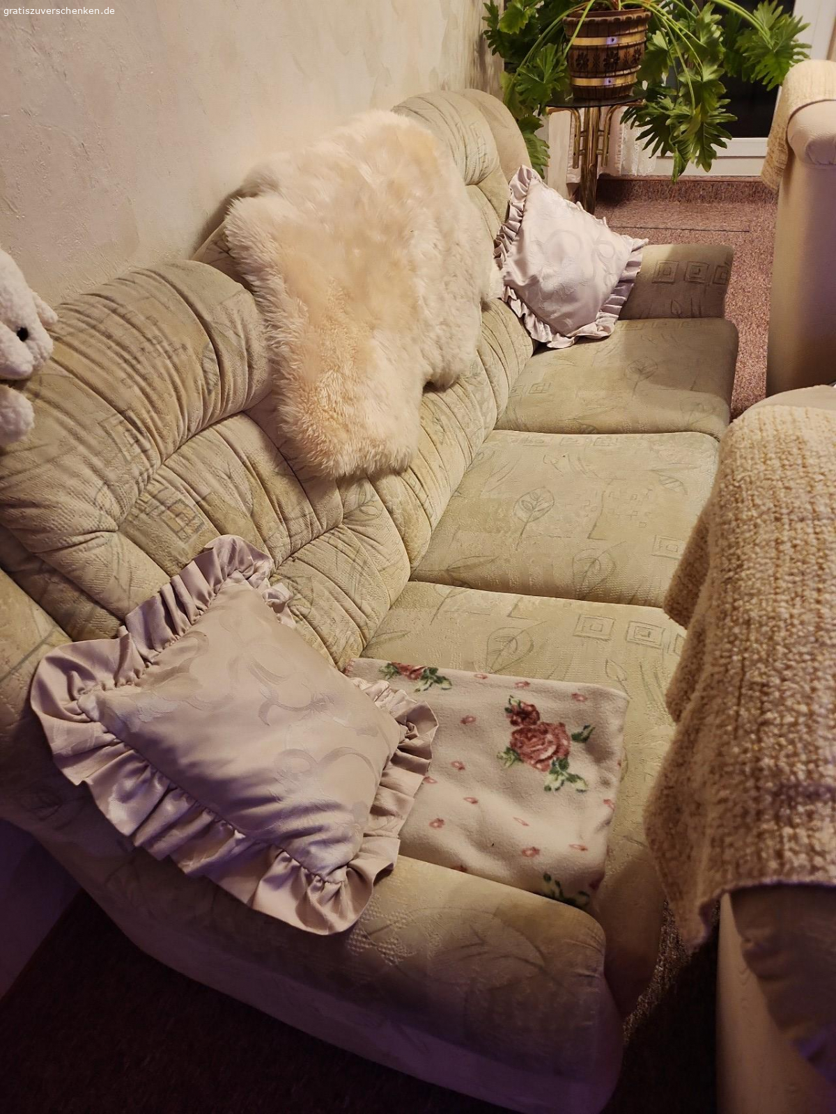 Polstermöbel zu verschenken. Dreisitzer Sofa und einen Sessel