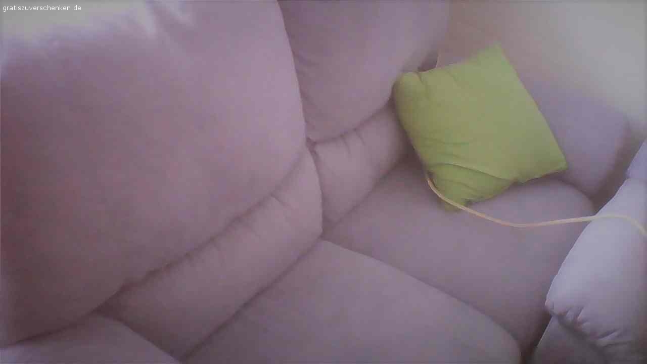 Relax couch zu verschenken. hallo ihr lieben ,
biete eine bläuliche Couch an ,sind zwei teile .
ein zwei-Teiler und ein ein drei-Teiler
der drei-Teiler hat die Möglichkeit die Füße auszufahren zum relaxen  .
der erste sitz hat die Möglichkeit und der dritte sitz. 

die Couch hat einige flecken ,allerdings hab ich sie schon so von einem sozialkaufhaus gekauft ,an sich aber noch voll ok und ist bequem  .
würde mich freuen wenn sich jemand finden lässt der die haben möchte am besten so schnell wie möglich .

liebe grüße ,Mandy