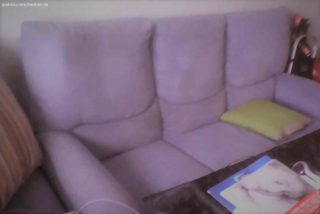 Relax couch zu verschenken. hallo ihr lieben ,
biete eine bläuliche Couch an ,sind zwei teile .
ein zwei-Teiler und ein ein drei-Teiler
der drei-Teiler hat die Möglichkeit die Füße auszufahren zum relaxen  .
der erste sitz hat die Möglichkeit und der dritte sitz. 

die Couch hat einige flecken ,allerdings hab ich sie schon so von einem sozialkaufhaus gekauft ,an sich aber noch voll ok und ist bequem  .
würde mich freuen wenn sich jemand finden lässt der die haben möchte am besten so schnell wie möglich .

liebe grüße ,Mandy