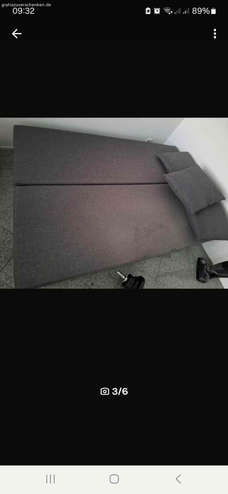 3er (Schlaf)couch Ikea mit zwei Ikea-tischen. Dreisitzer Couch mit Kissen . Durch umlegen kann sie zur Schlafcouch umfunktioniert werden.  Kann bis Freitagnachmittag vergeben werden