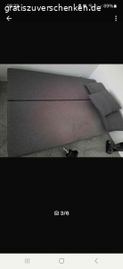 3er (Schlaf)couch Ikea mit zwei Ikea-tischen. Dreisitzer Couch mit Kissen . Durch umlegen kann sie zur Schlafcouch umfunktioniert werden.  Kann bis Freitagnachmittag vergeben werden