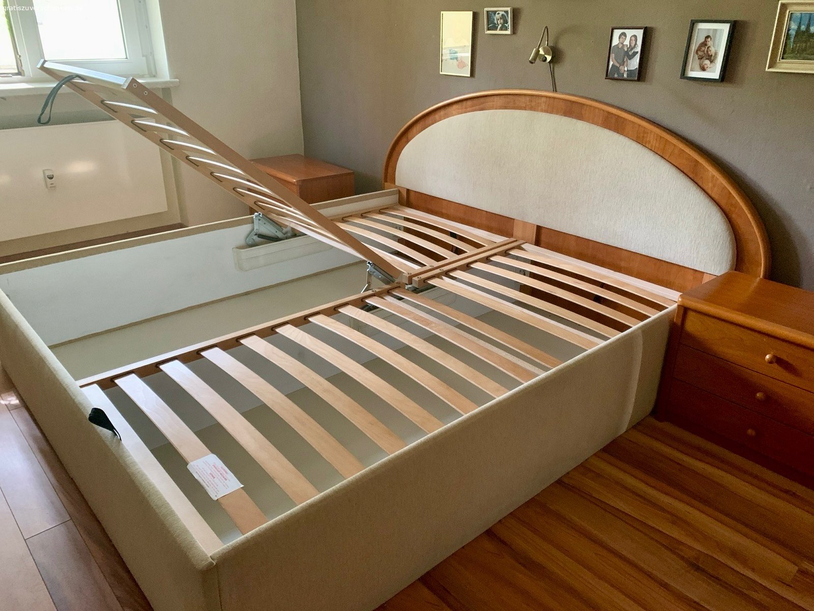 Schlafzimmer Bett-Kommode-Nachtschränkchen. Biete Polsterbett mit Bettkasten, mit Nachtkästchen und Kommode. Alles gut erhalten 
Kirschholz. Für Matratzen Größe 90x200. Ohne Matratzen 
Abholen sofort