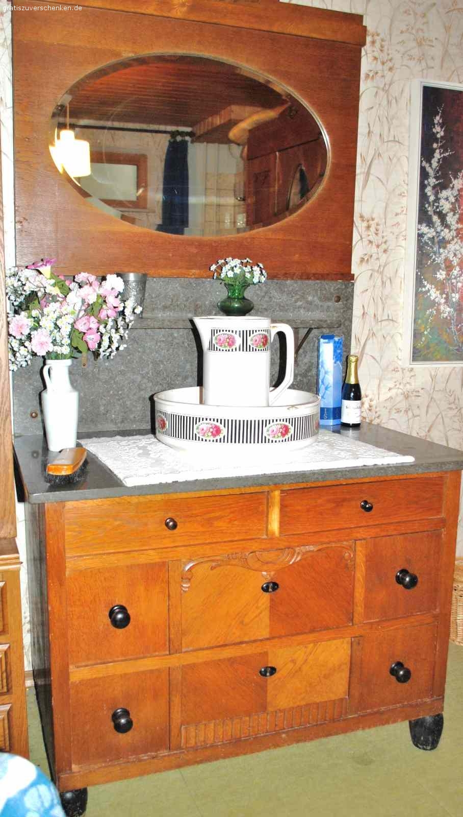 Schlafzimmer von 1925 als Gästezimmerattraktion. Ein zur Hochzeit 1925 gekauftes Schlafzimmer mit 2 Rückwandbetten, 2 Nachttischschränkchen mit Medizinfach oben und Steinplatte, ein Kleiderschrank mit ovalem Spiegel, der erneuert gehört, eine Spiegelkommode mit gutem Spiegel , 4 Schubfächern und Steinplatte, zwei neuwertige Matratzen. Da wir nun keinen Übernachtungsbesuch mehr empfangen, möchten wir uns davon schweren Herzens trennen. Die Großeltern hatten es sich 1925  hart erspart. Hier noch ein paar Maße: Kommode: unterer Teil  ist 73 cm hoch, Tiefe der Steinplatte ist 60 cm, Höhe mit Spiegel ca. 190 cm. Nachtkästchen 138 hoch und 40 cm tief,  Schrank ca. 200 hoch , 63 tief und 160 cm breit.  Die Füße aus Holz sollten neu behandelt werden, einfach frisch gestrichen,  ebenso sollte man die Griffe am Schrank austauschen. Die Griffe an der Kommode sind in Ordnung und noch original.  2 Paradekissenüberzüge samt Paradekissen könnten ebenfalls geschenkt werden. Das Schlafzimmer würde auch gut in einen restaurierten Bauernhof passen, insofern die Treppenhäuser nicht zu eng sind, um es ins OG zu bekommen, denn der untere Teil der Kommode kann nicht zerlegt werden, der Schrank und die Betten wohl schon.  Geschenkt, ohne Decostücke, ohne Lampen, ohne Vasen !  
Es ist nur eine Abholung möglich .