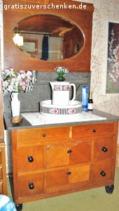 Schlafzimmer von 1925 als Gästezimmerattraktion. Ein zur Hochzeit 1925 gekauftes Schlafzimmer mit 2 Rückwandbetten, 2 Nachttischschränkchen mit Medizinfach oben und Steinplatte, ein Kleiderschrank mit ovalem Spiegel, der erneuert gehört, eine Spiegelkommode mit gutem Spiegel , 4 Schubfächern und Steinplatte, zwei neuwertige Matratzen. Da wir nun keinen Übernachtungsbesuch mehr empfangen, möchten wir uns davon schweren Herzens trennen. Die Großeltern hatten es sich 1925  hart erspart. Hier noch ein paar Maße: Kommode: unterer Teil  ist 73 cm hoch, Tiefe der Steinplatte ist 60 cm, Höhe mit Spiegel ca. 190 cm. Nachtkästchen 138 hoch und 40 cm tief,  Schrank ca. 200 hoch , 63 tief und 160 cm breit.  Die Füße aus Holz sollten neu behandelt werden, einfach frisch gestrichen,  ebenso sollte man die Griffe am Schrank austauschen. Die Griffe an der Kommode sind in Ordnung und noch original.  2 Paradekissenüberzüge samt Paradekissen könnten ebenfalls geschenkt werden. Das Schlafzimmer würde auch gut in einen restaurierten Bauernhof passen, insofern die Treppenhäuser nicht zu eng sind, um es ins OG zu bekommen, denn der untere Teil der Kommode kann nicht zerlegt werden, der Schrank und die Betten wohl schon.  Geschenkt, ohne Decostücke, ohne Lampen, ohne Vasen !  
Es ist nur eine Abholung möglich .