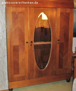 Schlafzimmer von 1925 als Gästezimmerattraktion. Ein zur Hochzeit 1925 gekauftes Schlafzimmer mit 2 Rückwandbetten, 2 Nachttischschränkchen mit Medizinfach oben und Steinplatte, ein Kleiderschrank mit ovalem Spiegel, der erneuert gehört, eine Spiegelkommode mit gutem Spiegel , 4 Schubfächern und Steinplatte, zwei neuwertige Matratzen. Da wir nun keinen Übernachtungsbesuch mehr empfangen, möchten wir uns davon schweren Herzens trennen. Die Großeltern hatten es sich 1925  hart erspart. Hier noch ein paar Maße: Kommode: unterer Teil  ist 73 cm hoch, Tiefe der Steinplatte ist 60 cm, Höhe mit Spiegel ca. 190 cm. Nachtkästchen 138 hoch und 40 cm tief,  Schrank ca. 200 hoch , 63 tief und 160 cm breit.  Die Füße aus Holz sollten neu behandelt werden, einfach frisch gestrichen,  ebenso sollte man die Griffe am Schrank austauschen. Die Griffe an der Kommode sind in Ordnung und noch original.  2 Paradekissenüberzüge samt Paradekissen könnten ebenfalls geschenkt werden. Das Schlafzimmer würde auch gut in einen restaurierten Bauernhof passen, insofern die Treppenhäuser nicht zu eng sind, um es ins OG zu bekommen, denn der untere Teil der Kommode kann nicht zerlegt werden, der Schrank und die Betten wohl schon.  Geschenkt, ohne Decostücke, ohne Lampen, ohne Vasen !  
Es ist nur eine Abholung möglich .