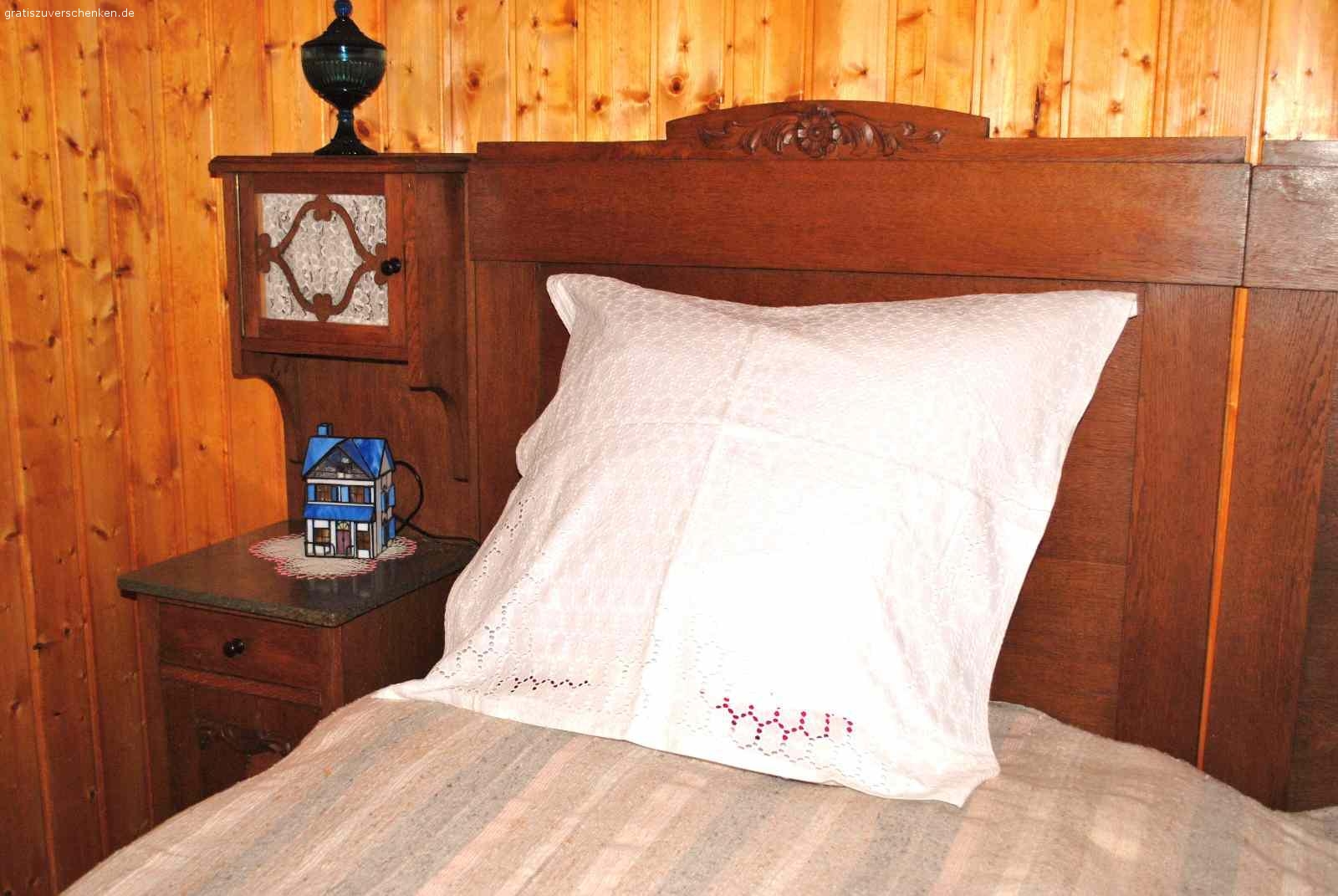 Schlafzimmer von 1925 als Gästezimmerattraktion. Ein zur Hochzeit 1925 gekauftes Schlafzimmer mit 2 Rückwandbetten, 2 Nachttischschränkchen mit Medizinfach oben und Steinplatte, ein Kleiderschrank mit ovalem Spiegel, der erneuert gehört, eine Spiegelkommode mit gutem Spiegel , 4 Schubfächern und Steinplatte, zwei neuwertige Matratzen. Da wir nun keinen Übernachtungsbesuch mehr empfangen, möchten wir uns davon schweren Herzens trennen. Die Großeltern hatten es sich 1925  hart erspart. Hier noch ein paar Maße: Kommode: unterer Teil  ist 73 cm hoch, Tiefe der Steinplatte ist 60 cm, Höhe mit Spiegel ca. 190 cm. Nachtkästchen 138 hoch und 40 cm tief,  Schrank ca. 200 hoch , 63 tief und 160 cm breit.  Die Füße aus Holz sollten neu behandelt werden, einfach frisch gestrichen,  ebenso sollte man die Griffe am Schrank austauschen. Die Griffe an der Kommode sind in Ordnung und noch original.  2 Paradekissenüberzüge samt Paradekissen könnten ebenfalls geschenkt werden. Das Schlafzimmer würde auch gut in einen restaurierten Bauernhof passen, insofern die Treppenhäuser nicht zu eng sind, um es ins OG zu bekommen, denn der untere Teil der Kommode kann nicht zerlegt werden, der Schrank und die Betten wohl schon.  Geschenkt, ohne Decostücke, ohne Lampen, ohne Vasen !  
Es ist nur eine Abholung möglich .