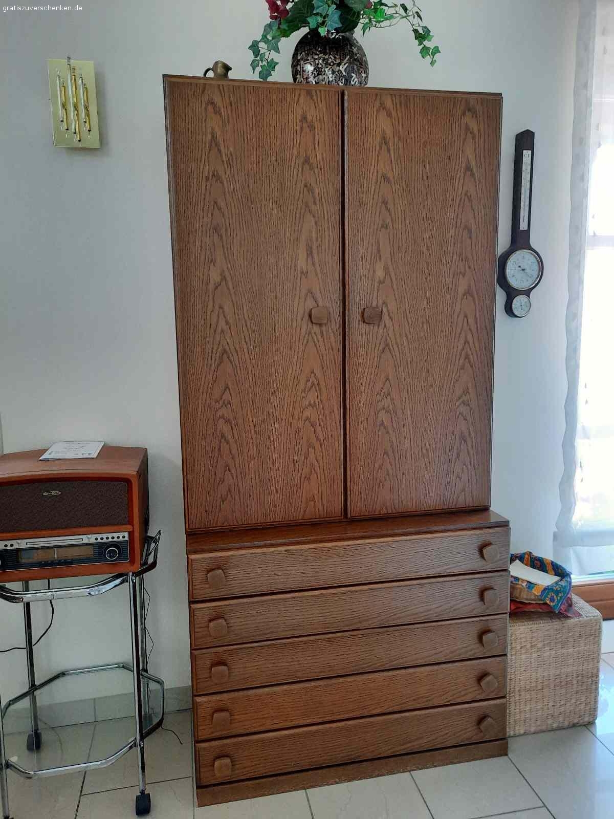 Schnäppchen - Neuwertige Möbel zu verschenken!. Guterhaltene und zum Teil neuwertige Möbel wegen Wohnungsauflösung gratis abzugeben.