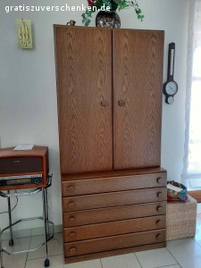 Schnäppchen - Neuwertige Möbel zu verschenken!. Guterhaltene und zum Teil neuwertige Möbel wegen Wohnungsauflösung gratis abzugeben.