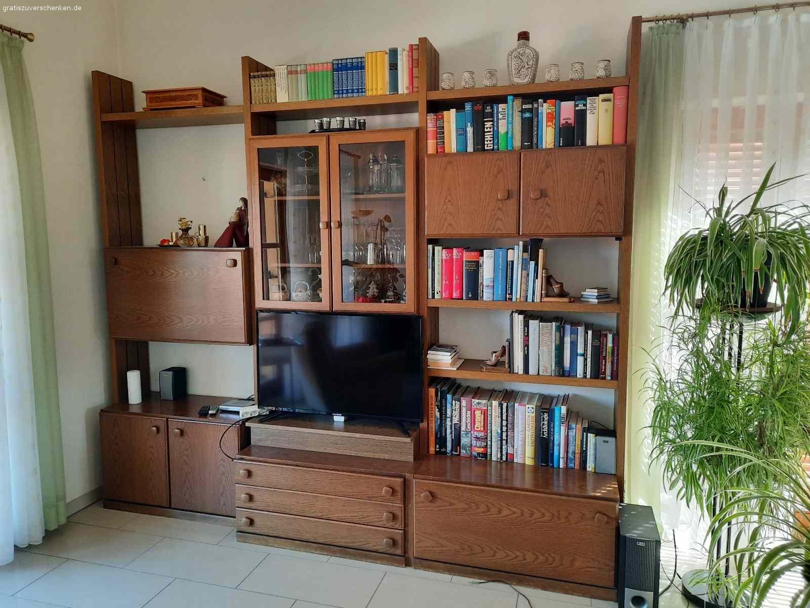 Schnäppchen - Neuwertige Möbel zu verschenken!. Guterhaltene und zum Teil neuwertige Möbel wegen Wohnungsauflösung gratis abzugeben.