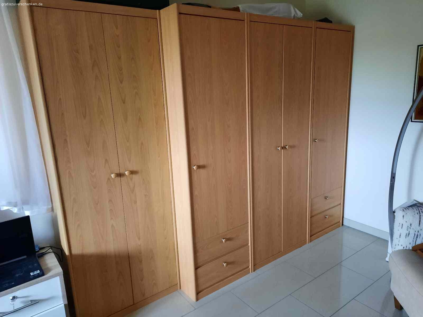 Schnäppchen - Neuwertige Möbel zu verschenken!. Guterhaltene und zum Teil neuwertige Möbel wegen Wohnungsauflösung gratis abzugeben.