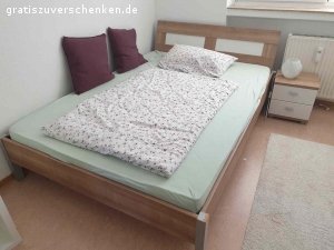 Schönes, gut erhaltenes Bett (1,40 × 2,00m). Ich verschenke dieses schöne und gut erhaltene Bett inklusive Lattenrost und Matratze. Das Bett müsste bei Abholung selbst abgebaut werden.