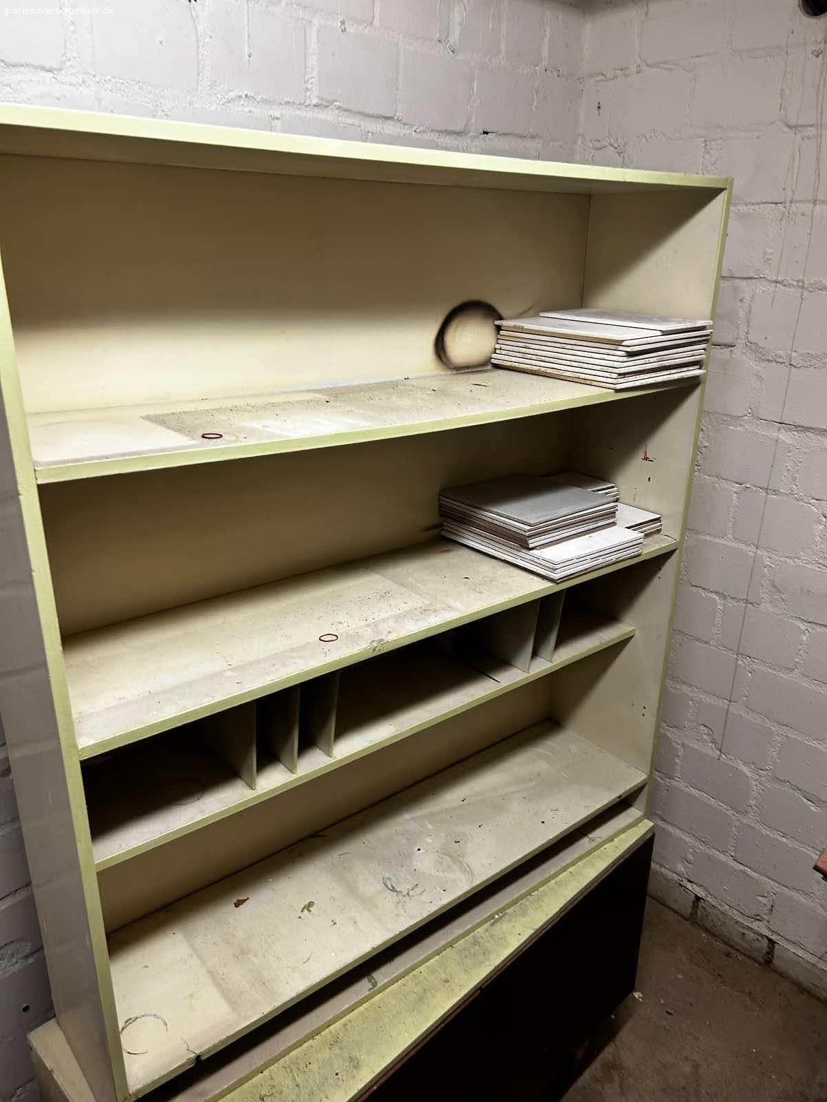 Schrank für Keller/ Werkstatt zu verschenken. ur an Selbstabholer
Muss selbst aus dem Keller geholt werden
Lässt sich in zwei Teilen transportieren
Ohne Inhalt