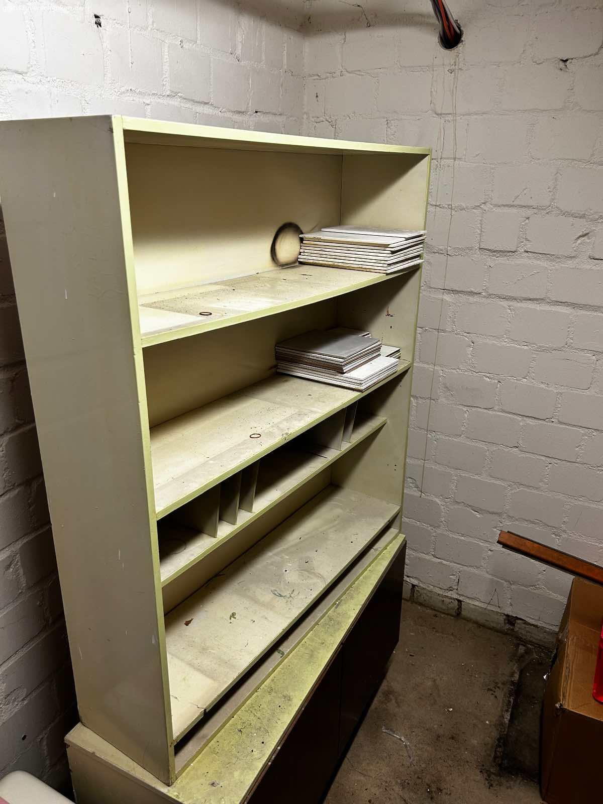Schrank für Keller/ Werkstatt zu verschenken. ur an Selbstabholer
Muss selbst aus dem Keller geholt werden
Lässt sich in zwei Teilen transportieren
Ohne Inhalt