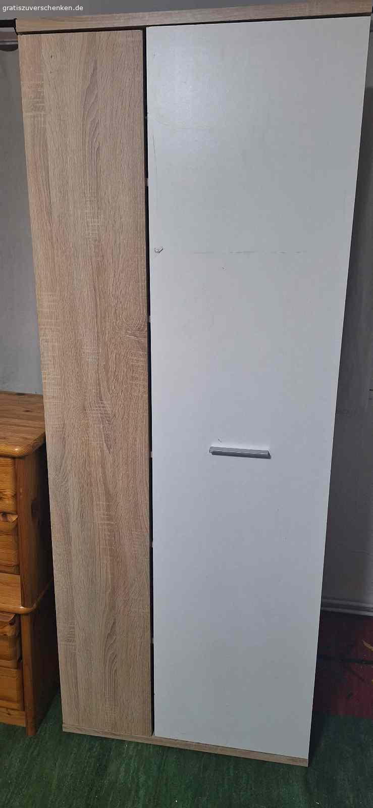 Schrank. Hoher Schrank zu verschenken, gehörte mal zu einem Wohnzimmer und ist pbrig geblieben...