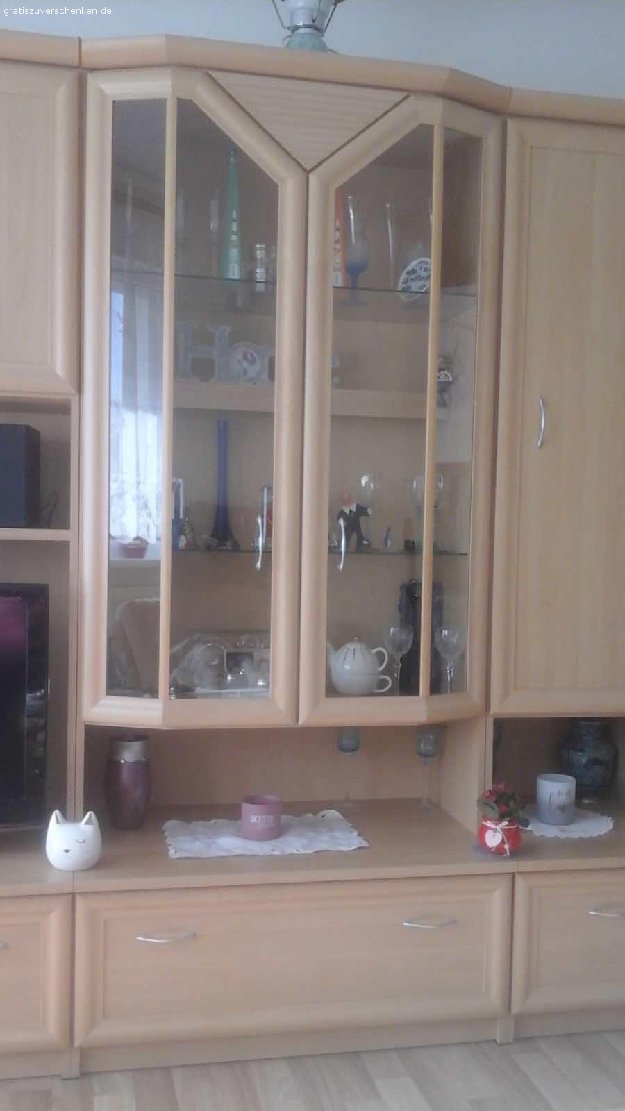 Schrankwand zu verschenken. Ich verschenke wegen Neuanschaffung eine Schrankwand . Breite 2,75m
Bei Fragen..bitte gerne anschreiben.Ohne Deko