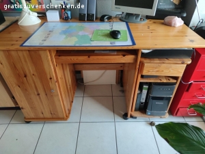 Schreibtisch ,  Selbstabholer.. Kiefer , Länge 133 cm, Tiefe 60 cm, Höhe 80cm
