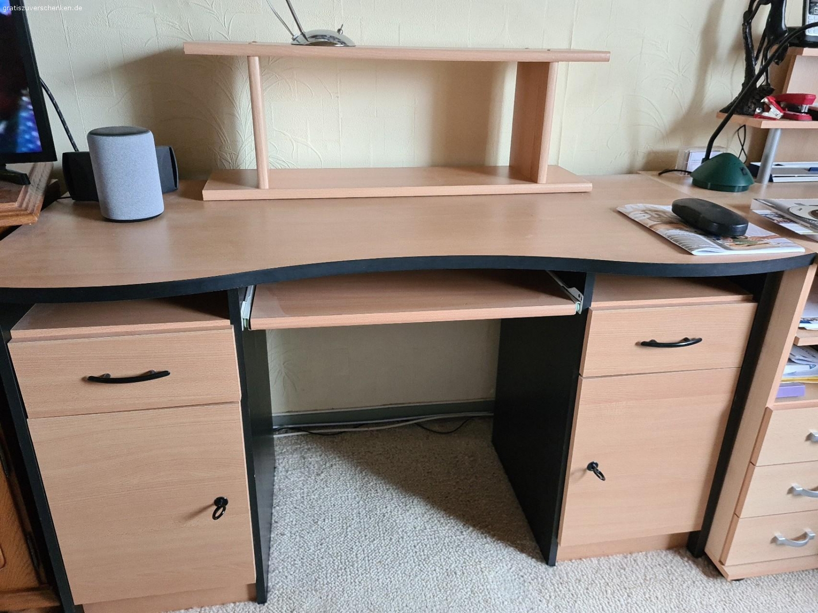 Schreibtisch und zwei Stühle. Schreibtisch Länge 1,27m 
Tiefe 60cm 
Höhe 73cm