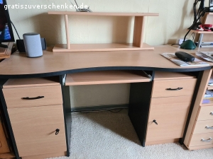 Schreibtisch und zwei Stühle. Schreibtisch Länge 1,27m 
Tiefe 60cm 
Höhe 73cm