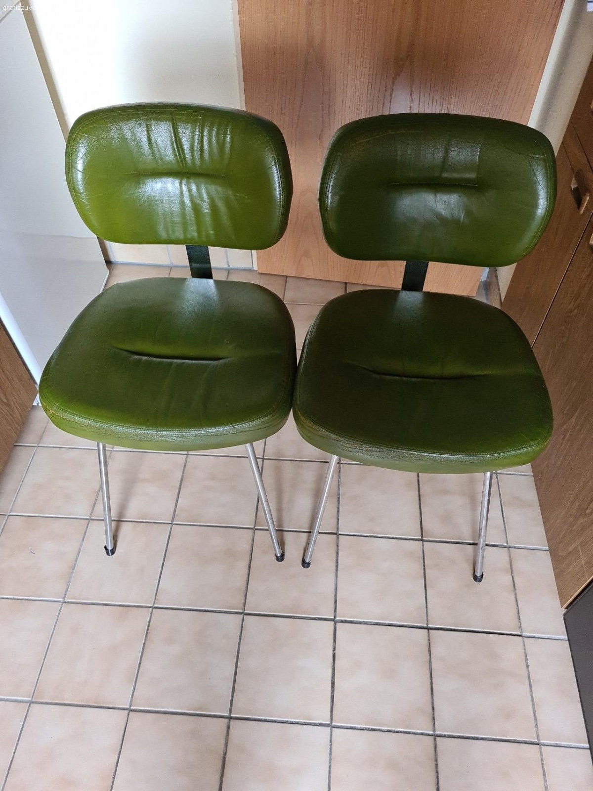 Schreibtisch und zwei Stühle. Schreibtisch Länge 1,27m 
Tiefe 60cm 
Höhe 73cm