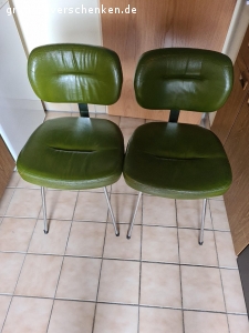 Schreibtisch und zwei Stühle. Schreibtisch Länge 1,27m 
Tiefe 60cm 
Höhe 73cm