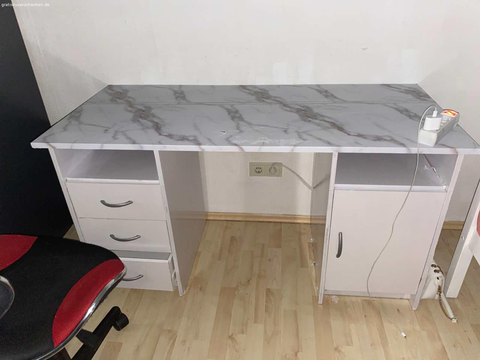 Schreibtisch. Schreibtisch zu verschenken.Er hat nur bei einer Schublade eine blasse.