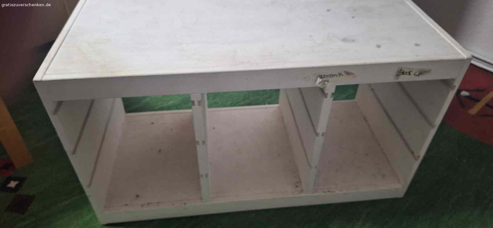 Schubregal. Holzregal Ikea style wo man Boxen rein schieben kann.
Hatte ich selbst weiss gestrichen und bräuchte auch mal wieder einen neuen Anstrich.