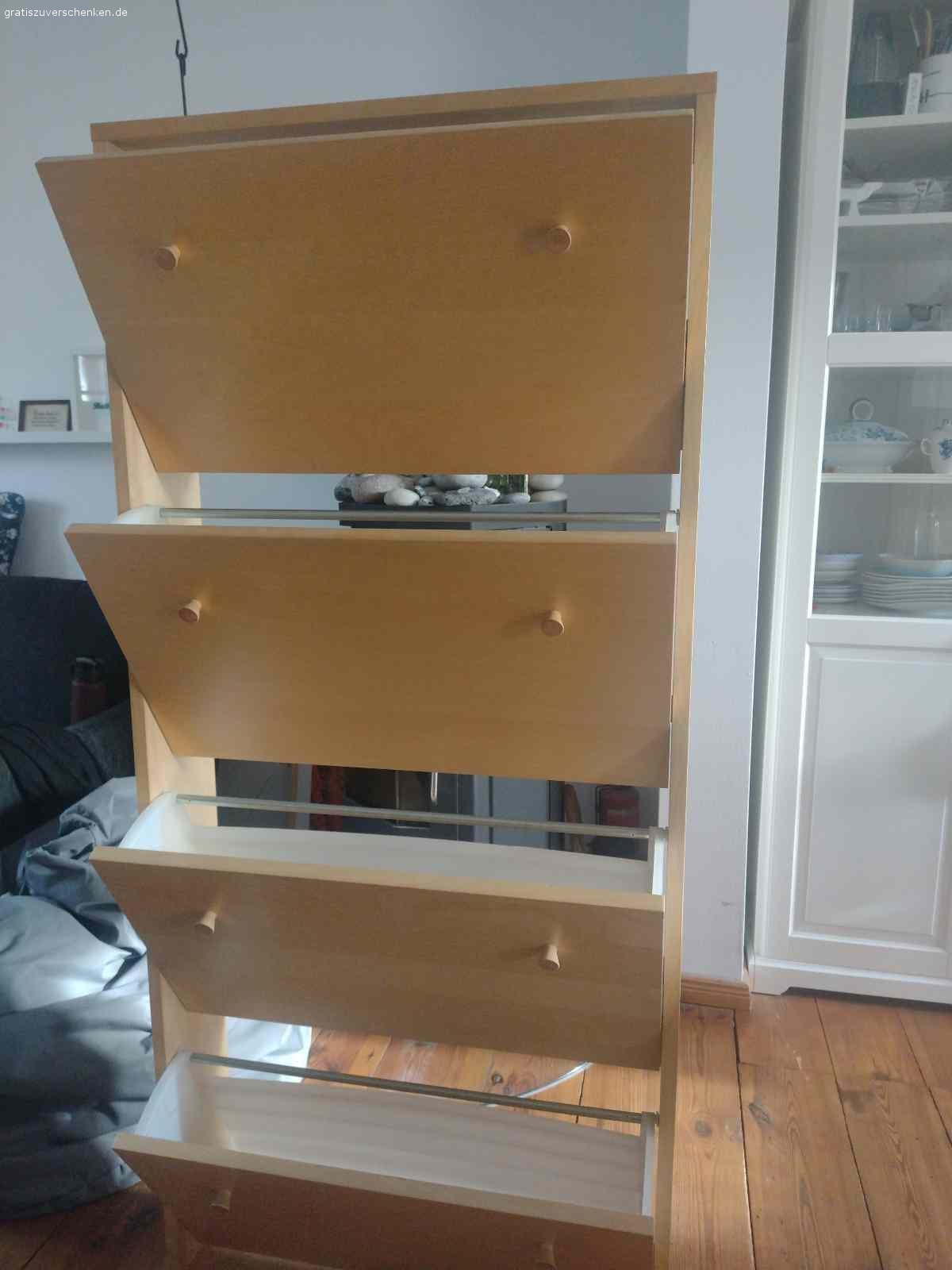 Schuhschrank Sandnes von IKEA ge. Schuhschrank Sandnes von Ikea mit vier Fächern aus Holz gebraucht zum selbst abholen.

70cm breit
153cm hoch
17cm tief