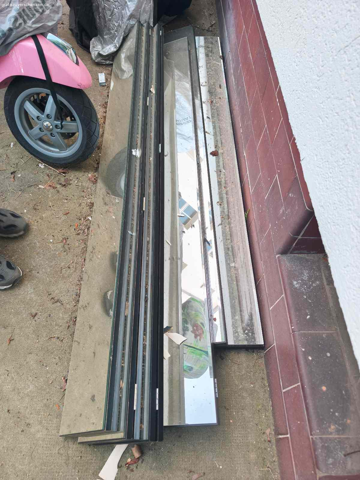 Schuhschrank und Spiegeltüren. Metall Schuhschrank zum Aufhängen 45 breit,153 hoch,13 tief
6 Spiegeltüren 208 hoch, 60 breit