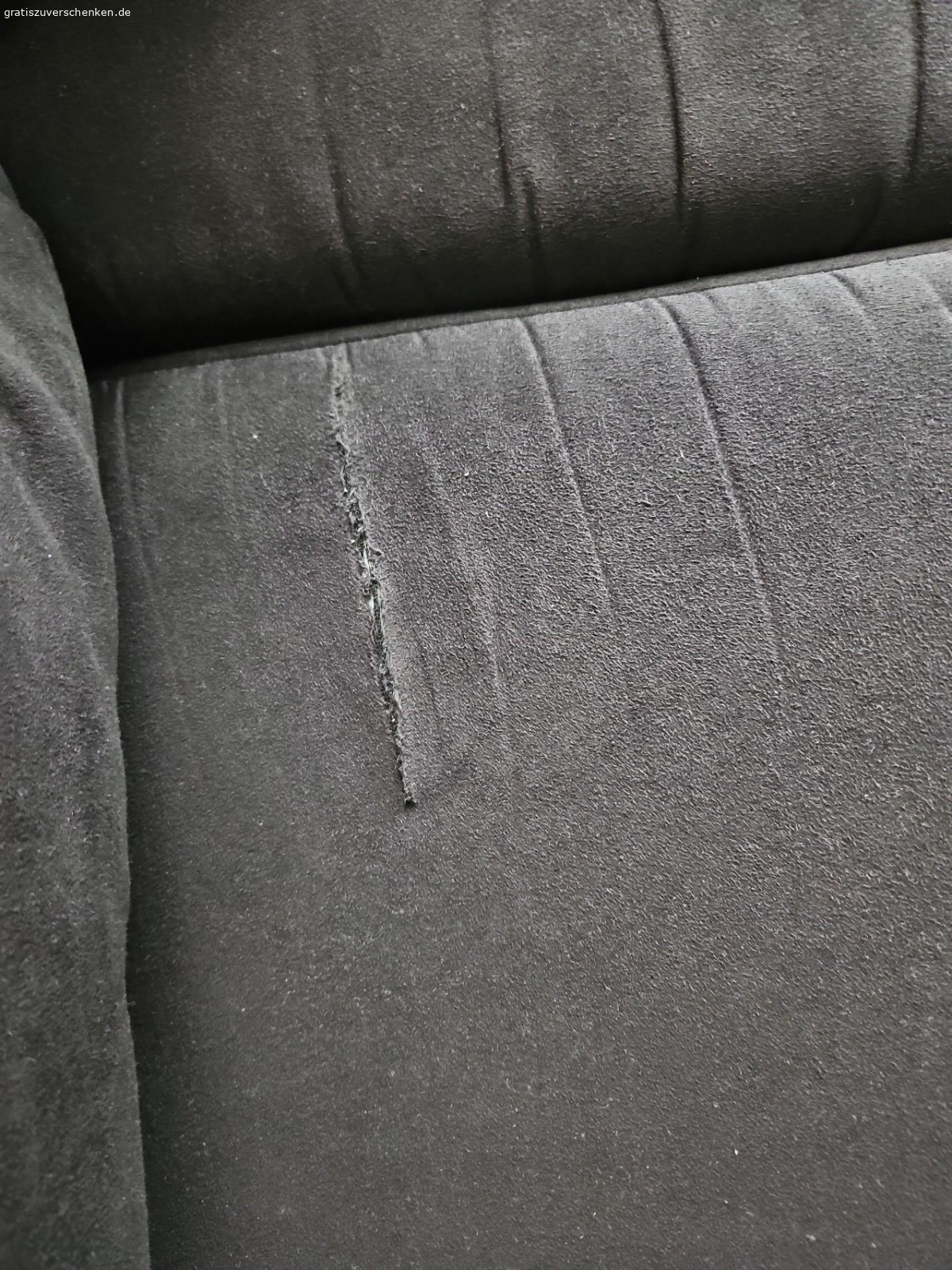 Schwarze Eckcouch zu verschenken. Eckcouch mit kleinem Riss in der Sitzfläche. Inklusive 3 grossen und 2 kleinen Kissen.