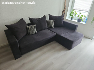 Schwarze Eckcouch zu verschenken. Eckcouch mit kleinem Riss in der Sitzfläche. Inklusive 3 grossen und 2 kleinen Kissen.
