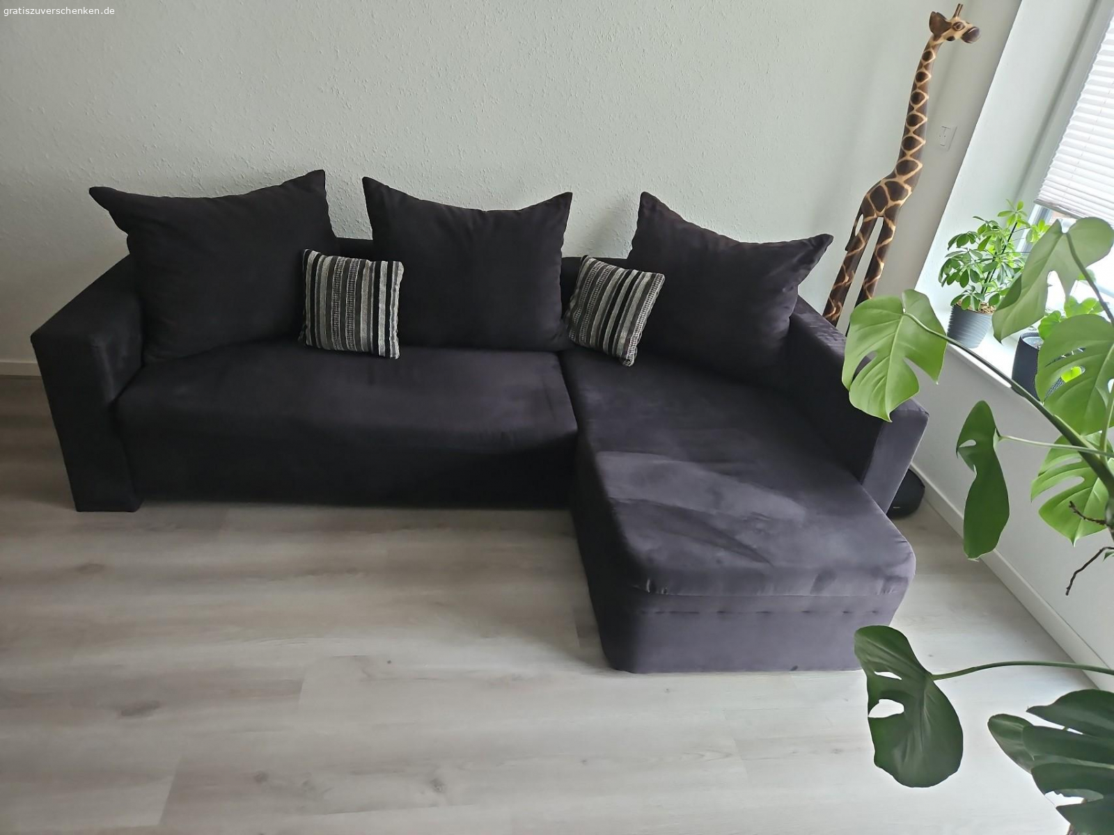 Schwarze Eckcouch zu verschenken. Eckcouch mit kleinem Riss in der Sitzfläche. Inklusive 3 grossen und 2 kleinen Kissen.