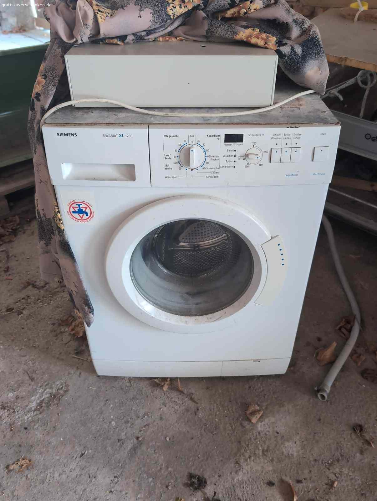 Siemens Waschmaschine technisch ok. Modell SIWAMAT XL 1280
technisch ok 
muss gereinigt werden da Sie in Lager stand.
Abzuholen in Erding