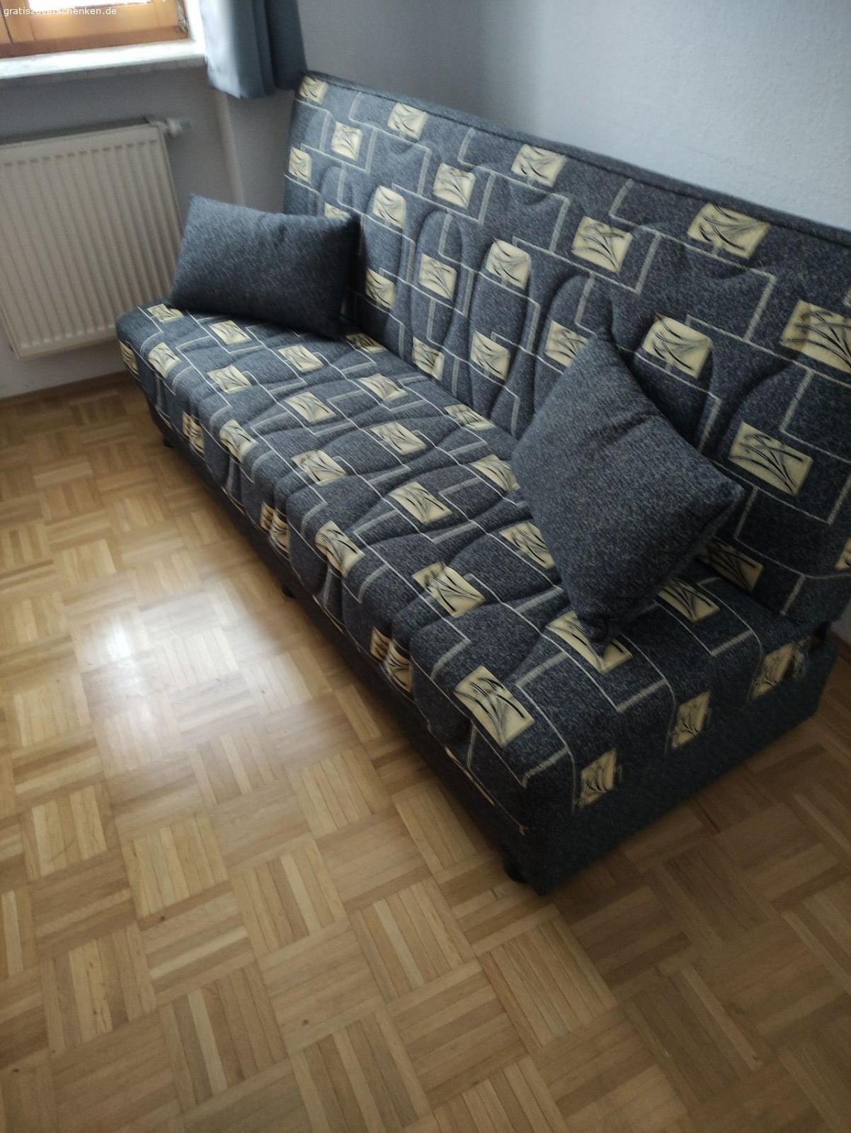 Sitz-Liege Couch. Gut erhaltene aufklappbare Couch mit Stauraum zu verschenken. Länge, Breite, Höhe sind in den Bildern abgebildet.