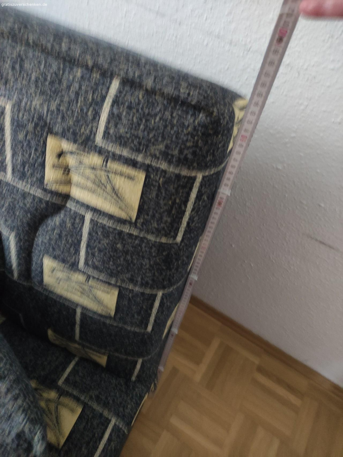 Sitz-Liege Couch. Gut erhaltene aufklappbare Couch mit Stauraum zu verschenken. Länge, Breite, Höhe sind in den Bildern abgebildet.