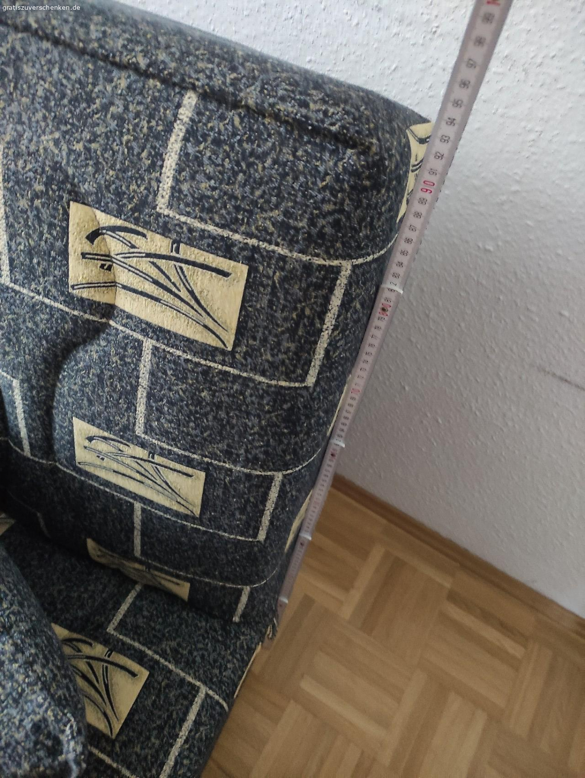 Sitz-Liege Couch. Gut erhaltene aufklappbare Couch mit Stauraum zu verschenken. Länge, Breite, Höhe sind in den Bildern abgebildet.