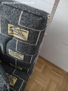 Sitz-Liege Couch. Gut erhaltene aufklappbare Couch mit Stauraum zu verschenken. Länge, Breite, Höhe sind in den Bildern abgebildet.