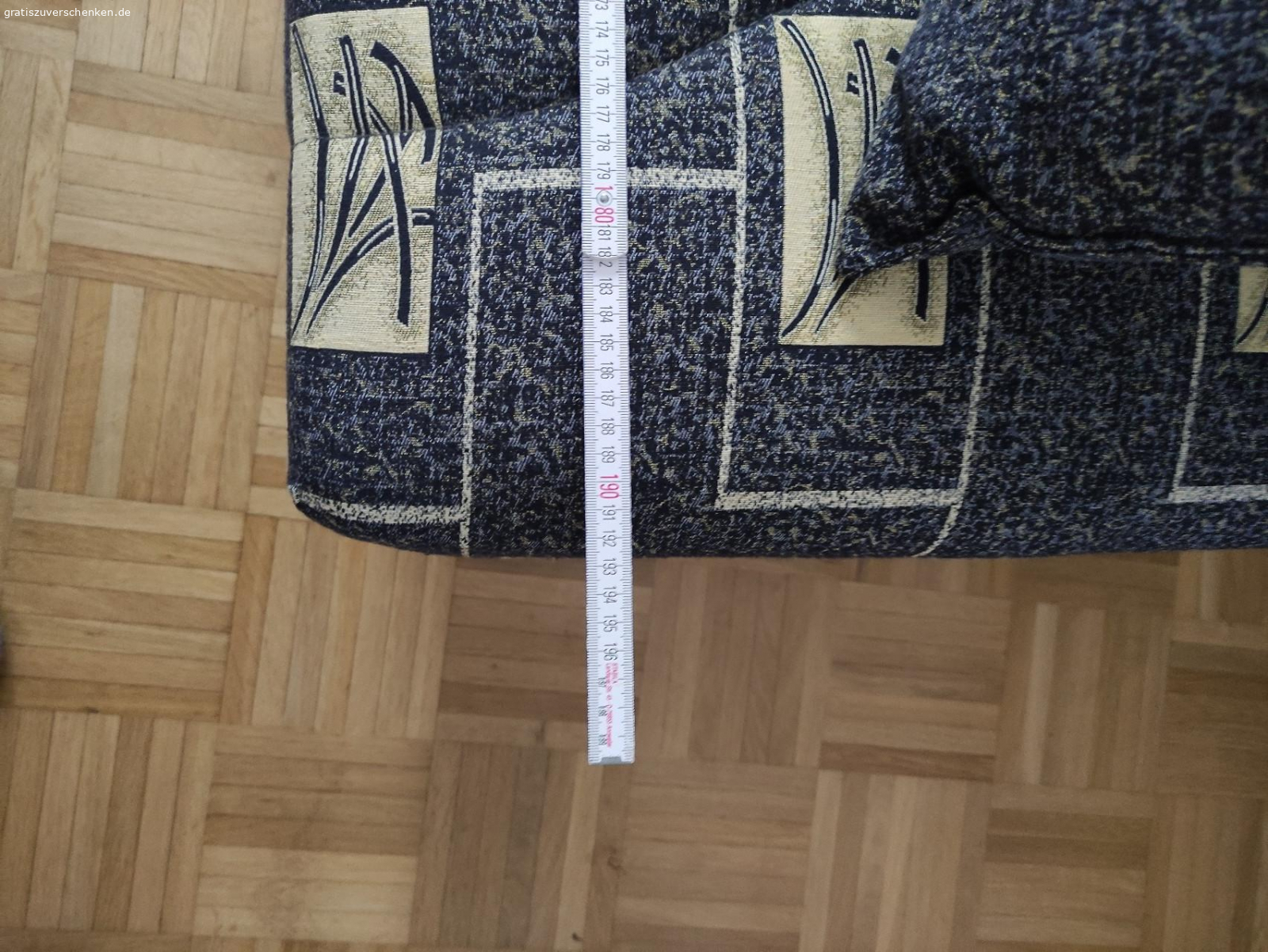 Sitz-Liege Couch. Gut erhaltene aufklappbare Couch mit Stauraum zu verschenken. Länge, Breite, Höhe sind in den Bildern abgebildet.