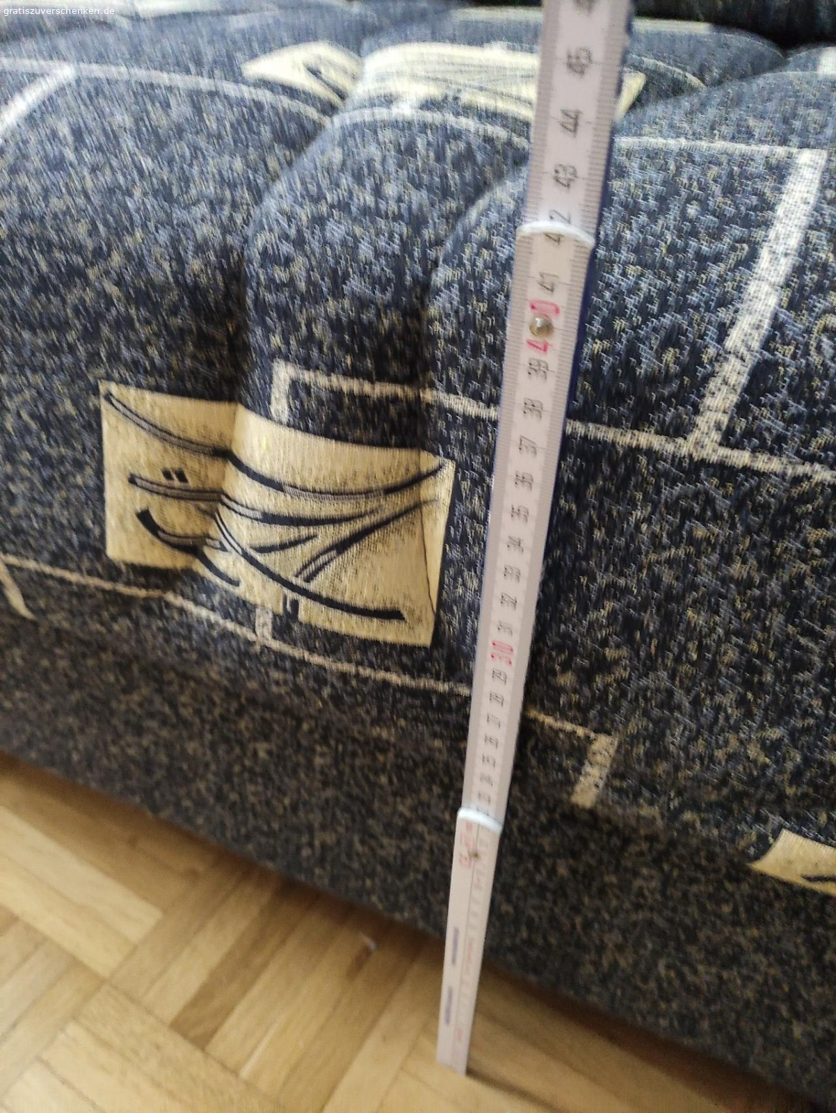 Sitz-Liege Couch. Gut erhaltene aufklappbare Couch mit Stauraum zu verschenken. Länge, Breite, Höhe sind in den Bildern abgebildet.