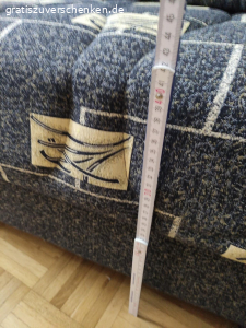 Sitz-Liege Couch. Gut erhaltene aufklappbare Couch mit Stauraum zu verschenken. Länge, Breite, Höhe sind in den Bildern abgebildet.
