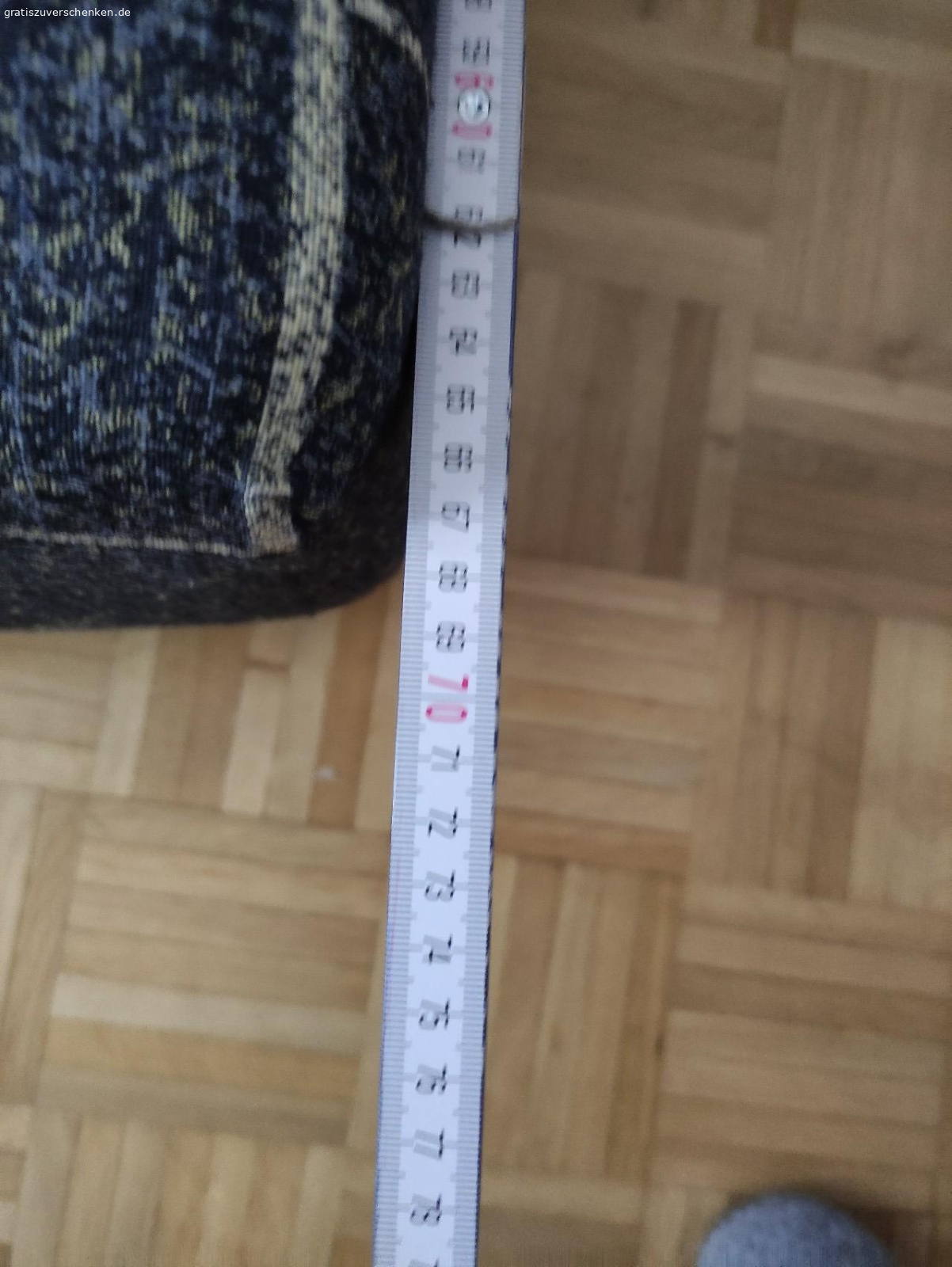 Sitz-Liege Couch. Gut erhaltene aufklappbare Couch mit Stauraum zu verschenken. Länge, Breite, Höhe sind in den Bildern abgebildet.