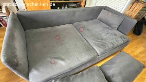 SÖDERHAMN 3er Couch zu verschenken. Ich verschenke meine gut erhaltene und sehr gemütliche SÖDERHAMN Couch von IKEA.
Sie hat zwei Armlehnen (abnehmbar), zwei Rückenkissen und ein Seitenkissen (siehe Fotos).

Die Bezüge lassen sich leicht abnehmen und reinigen oder bei Bedarf durch neue ersetzen – Originalbezüge gibt es bei IKEA, Alternativen online.

Hinweis: Auf den Sitzkissen befinden sich ein paar kleine Brandlöcher (siehe Fotos), ansonsten ist die Couch in gutem Zustand.

Ich gebe sie ab wegen Neuanschaffung. Nur Selbstabholung (Nahe S Herrmanstraße)

Mehr Bilder von der Couch sind hier https://www.kleinanzeigen.de/s-anzeige/soederhamn-3er-couch-zu-verschenken/3061108383-88-3393